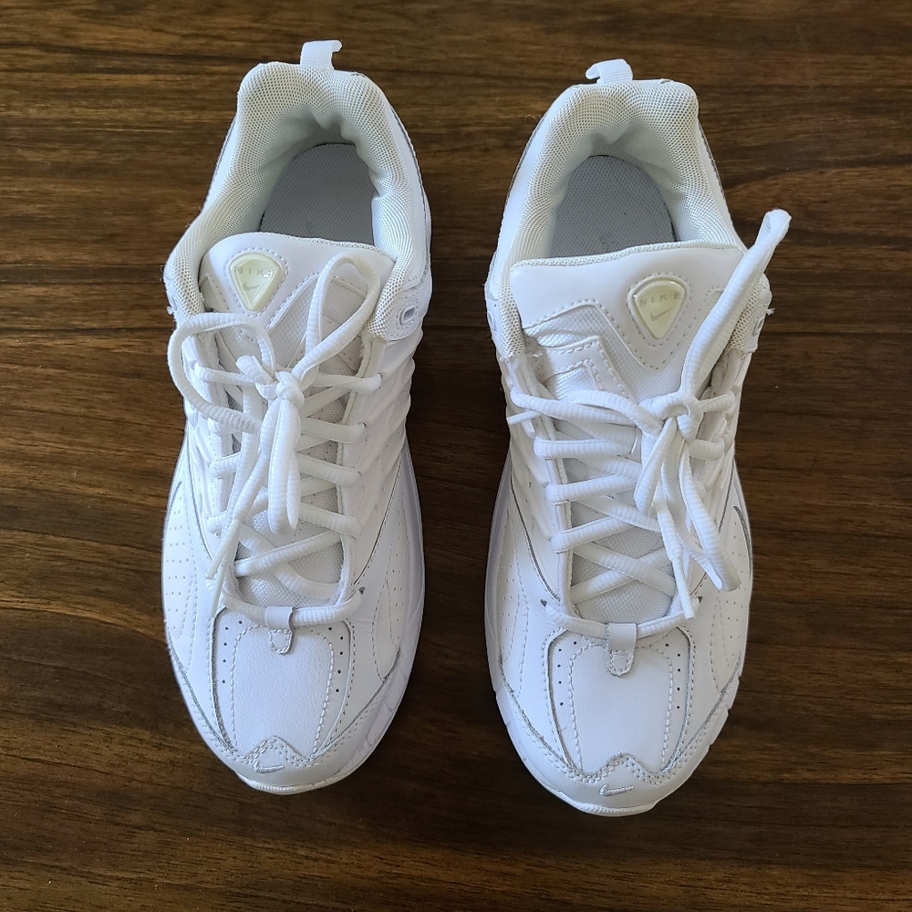 Perfect used Nike women's Leather Running shoe in good condition.